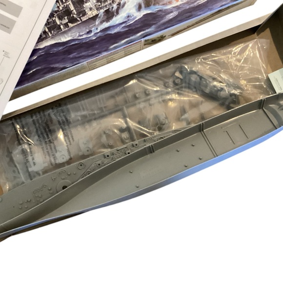 Atlantis Models USS Iowa WWII Battleship 1/535 Model Kit - Picture 11 of 11